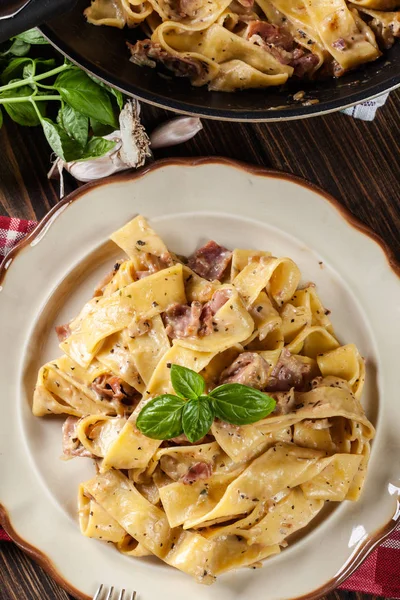 Pappardelle pasta with prosciutto and cheese sauce on a plate — Stock Photo, Image