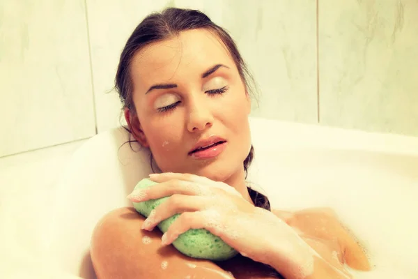 Jeune belle femme rousse nue prend un bain moussant — Photo