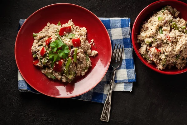 Салат кускус с тунцом, перец, огурец, красный лук и зеленая фасоль — стоковое фото