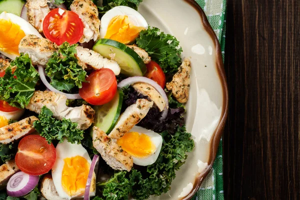 닭고기, 토마토, 계란, 접시에 양상추와 신선한 샐러드 — 스톡 사진