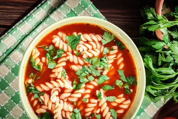 Noodles σούπα τομάτας σε μπολ — Φωτογραφία Αρχείου