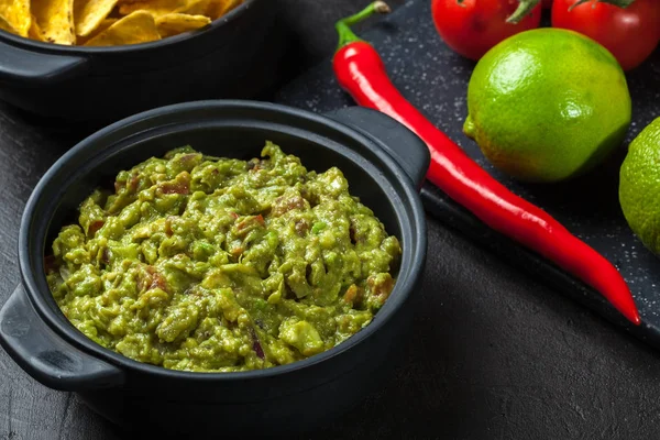 Mangkuk guacamole dengan chip jagung — Stok Foto