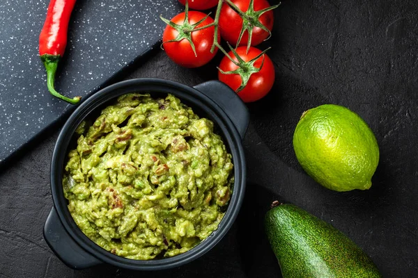 Bowl of guacamole with fresh ingredients — Stock Photo, Image
