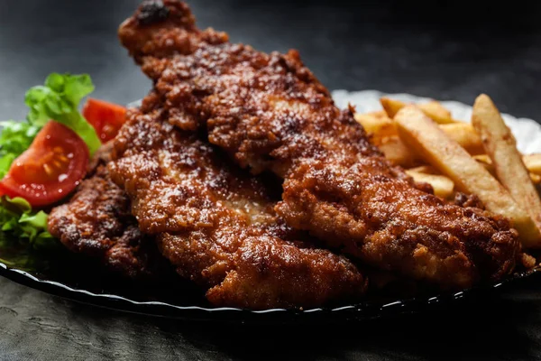 Gebakken vis in een krokant beslag met chips — Stockfoto