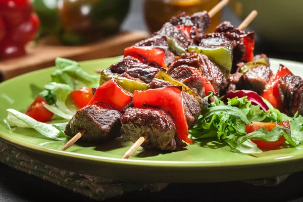 Carne de vacuno a la parrilla y kebabs vegetales —  Fotos de Stock