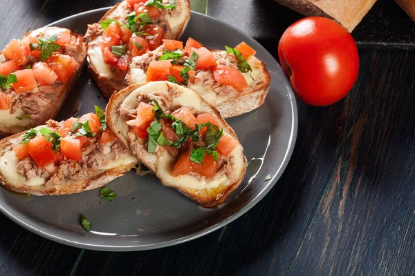 开胃菜意式金枪鱼、 意大利干酪和番茄 — 图库照片