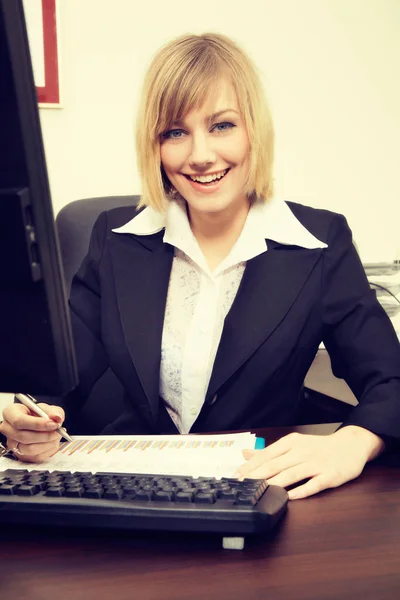 Donna d'affari bionda che lavora al computer in ufficio — Foto Stock