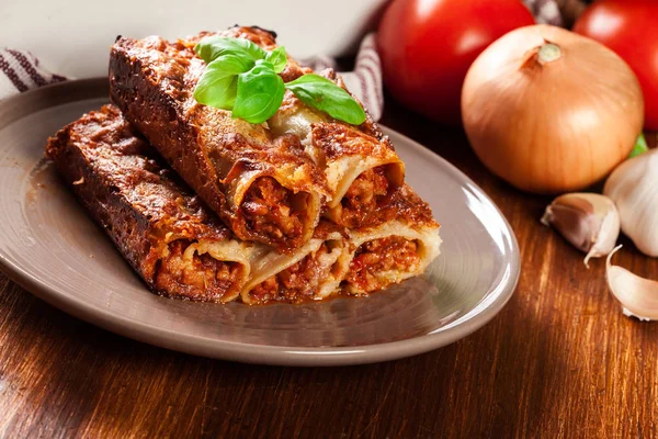 Zapečené cannelloni s mletým masem a bešamelovou omáčkou na talíři — Stock fotografie