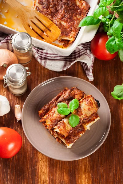 Gebakken cannelloni met gehakt en bechamelsaus saus op een bord — Stockfoto