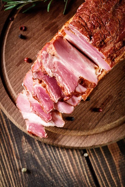 Bacon defumado com fatias picadas, pronto para preparar um tradicional — Fotografia de Stock