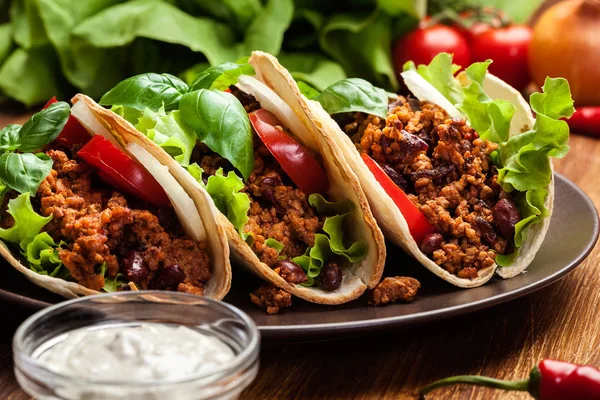 Tacos mexicanos com carne picada, feijão e especiarias — Fotografia de Stock