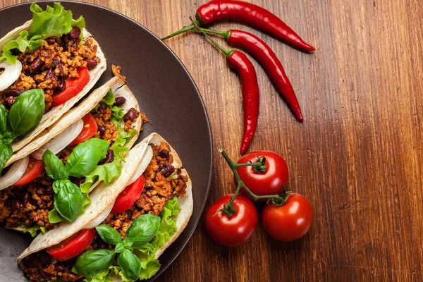 Tacos mexicanos com carne picada, feijão e especiarias — Fotografia de Stock