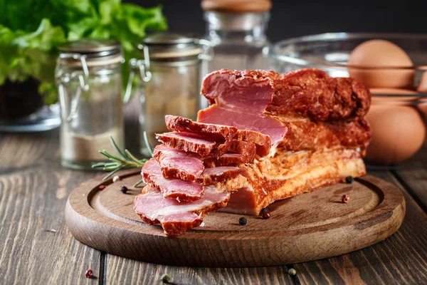 Smoked bacon with chopped slices, ready to prepare a traditional breakfast with eggs — Stock Photo, Image
