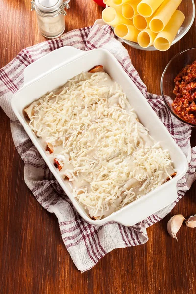 Cannelloni gevuld met vlees gekookt in een braadpan schotel klaar fo — Stockfoto