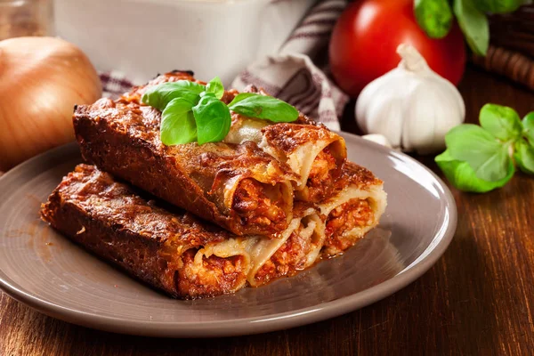 다진 고기와 볘 샤 멜 소스를 접시에 구운된 cannelloni — 스톡 사진