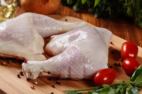 Rauwe kip benen en marinade ingrediënten — Stockfoto