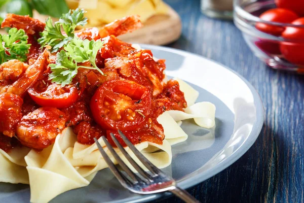 Pappardelle pasta met garnalen, tomaten en kruiden — Stockfoto