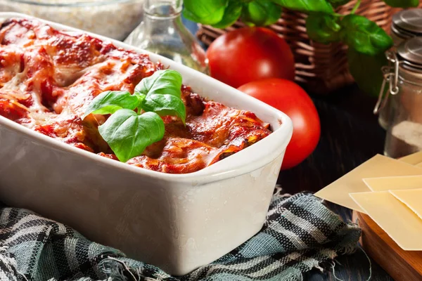 Lasagne calde e gustose con spinaci in casseruola di ceramica — Foto Stock