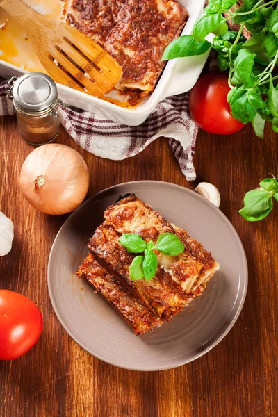 Canelones al horno con carne picada y salsa de bechamel en un plato — Foto de Stock