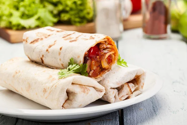 Burritos mexicanos envueltos con picadillo, frijoles y verduras —  Fotos de Stock