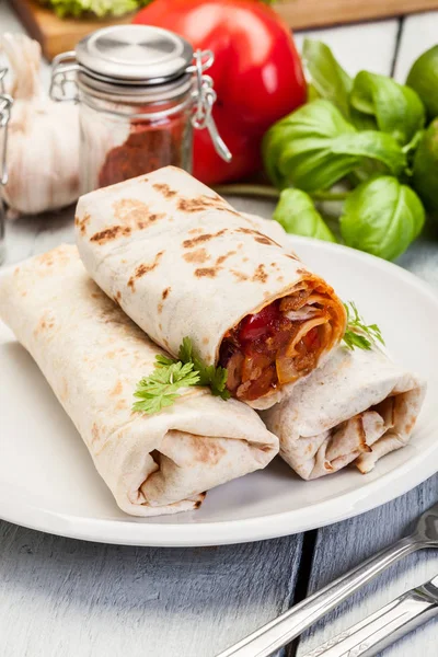 Mexické burritos zábaly s mletým masem, fazolemi a zeleninou — Stock fotografie