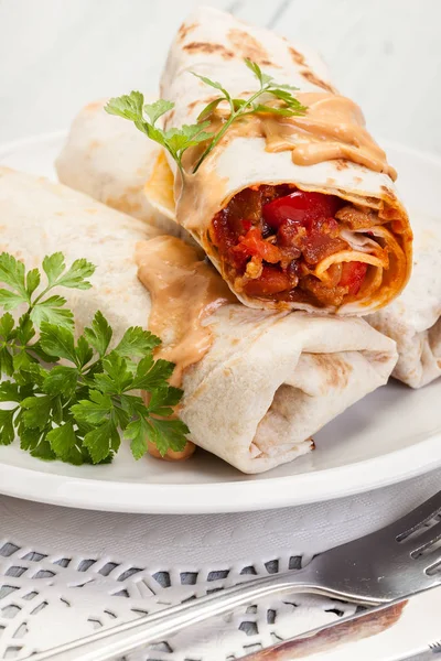 Mexikói burritos pakolások, vagdalt hús, bab, zöldség — Stock Fotó