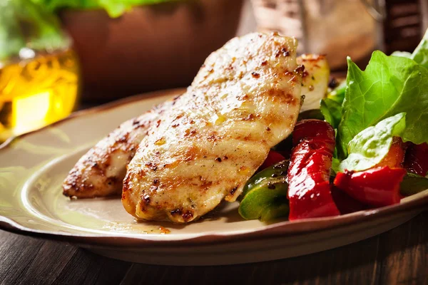 Grilled chicken breasts served with grilled paprika — Stock Photo, Image