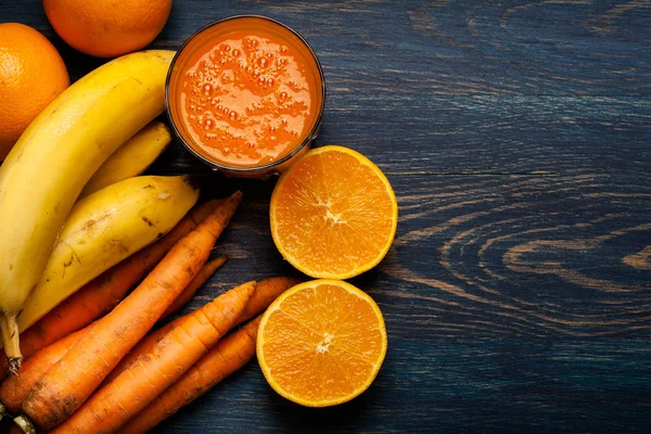 Sumo de fruta fresco sobre um fundo azul — Fotografia de Stock