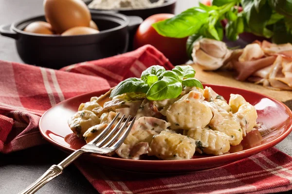 İtalyan patates köfte peynirli sos, Patates gnocchi, ham — Stok fotoğraf