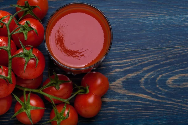 Свежий томатный сок на синем фоне — стоковое фото