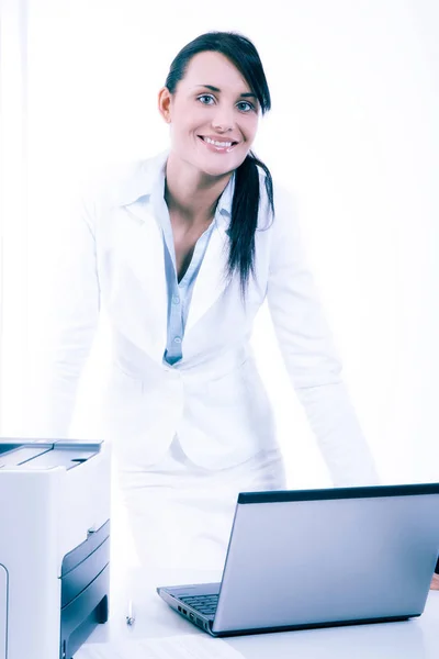 Mladá atraktivní obchodní žena pomocí přenosného počítače v kanceláři — Stock fotografie