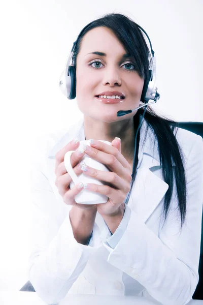 Operadora de serviço de call center feminina no trabalho. Empregada de helpdesk feminina atraente com fone de ouvido no local de trabalho — Fotografia de Stock