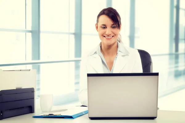 Mujer de negocios atractiva joven usando el ordenador portátil en la oficina — Foto de Stock