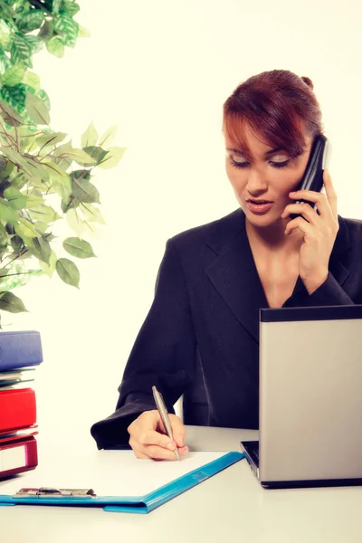 Aantrekkelijke jonge vrouw met onderhandelingen telefonisch in kantoor — Stockfoto