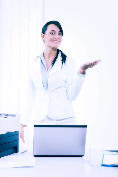 Jeune femme d'affaires attrayante en veste blanche montrant l'espace de copie sur fond. Un geste de femme — Photo