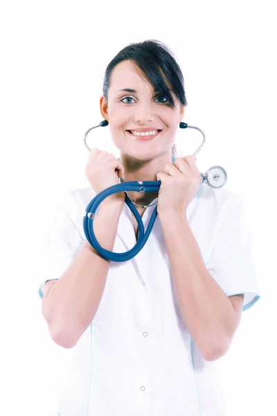 Médecin femme avec stéthoscope debout au bureau et souriant à la caméra — Photo