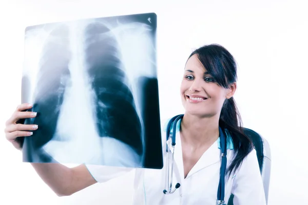 Jovem médica olhando para a imagem de raios-x dos pulmões no hospital. Fotografia De Stock