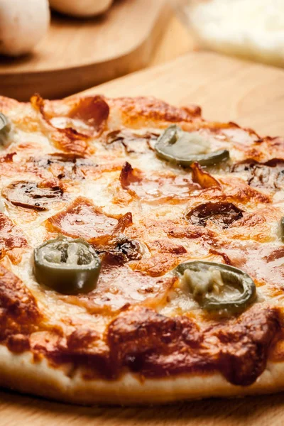 Pizza mit Speck, Oliven und Jalapeño — Stockfoto