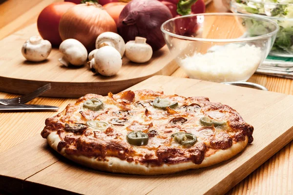 Potongan pizza dengan bacon, zaitun dan papper jalapeno — Stok Foto