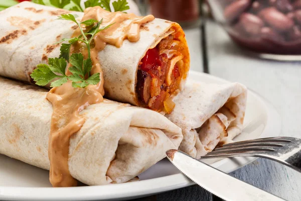 Burritos mexicanos envolve com carne picada, feijão e legumes — Fotografia de Stock