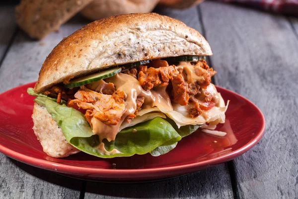 Gebakken kippenvlees met kaas en groenten in bun — Stockfoto