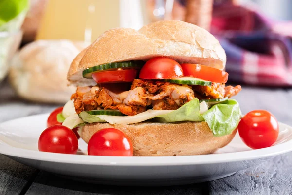 Viande de poulet frite au fromage et légumes en pain — Photo