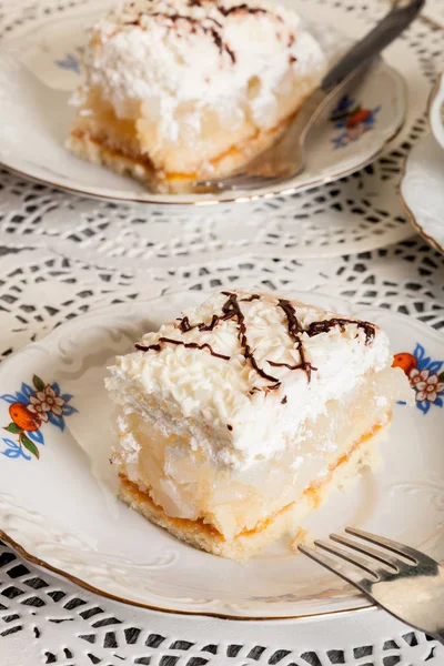 Fresh sweet apple cake with whipped cream served with cup of tea — Stock Photo, Image