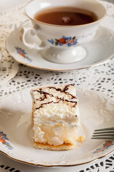 Fresh sweet apple cake with whipped cream served with cup of tea — Stock Photo, Image