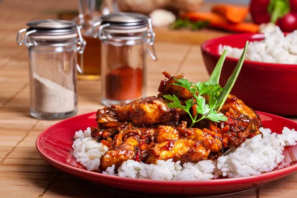 Chinesische klebrige Schweinelende gebraten mit einer süßen und herzhaften Sauce — Stockfoto