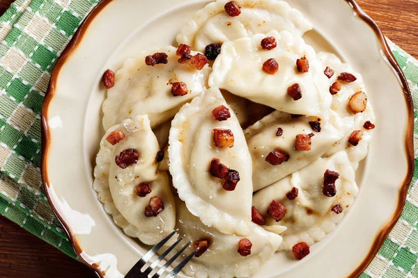 Dumplings con carne o repollo y champiñones o quesos sazonados — Foto de Stock