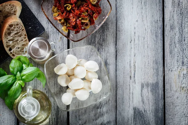 Ingredience pro přípravu bruschetta se sušenými rajčaty — Stock fotografie