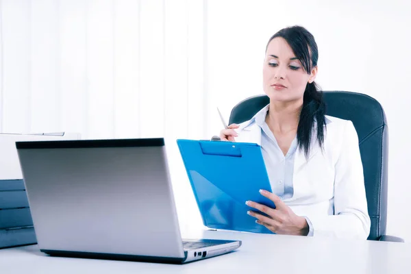 Jeune femme d'affaires attrayante en utilisant un ordinateur portable au bureau — Photo