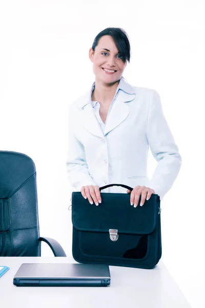オフィスでブリーフケースを持つ若い魅力的なビジネス女性 — ストック写真