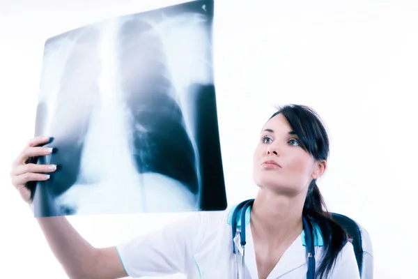 Jeune femme médecin regardant l'image radiographique des poumons à l'hôpital. — Photo